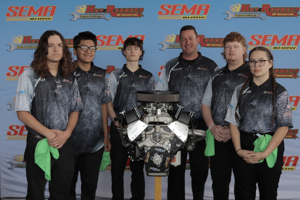 Group photos of automotive competition team 2
